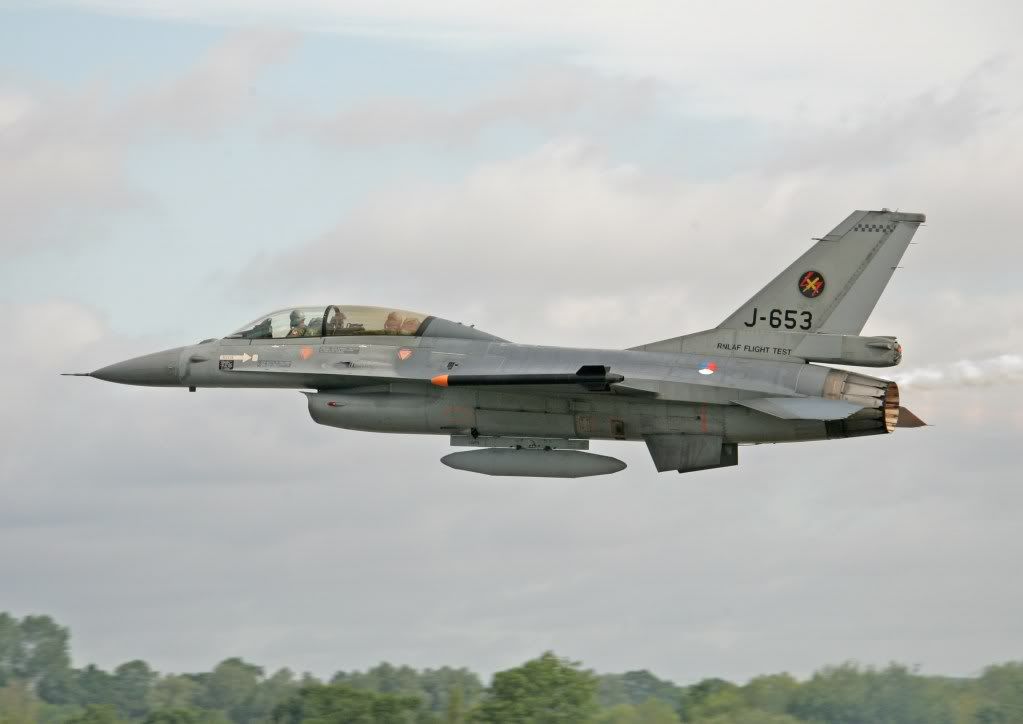 IMAGE: http://i291.photobucket.com/albums/ll281/Biffo58/Fairford2007DutchF16B2.jpg