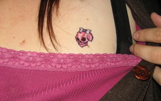 Tatuagem de caveira feminina