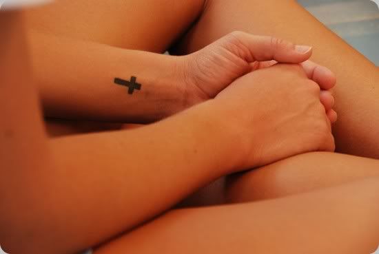 Imagem de tatuagem da cruz de S o Pedro no pulso