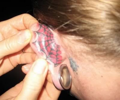 Foto de tatuagem na orelha