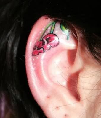 Foto de tatuagem na orelha