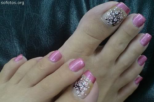 Unhas dos pés na cor rosa estilo 'filha única'
