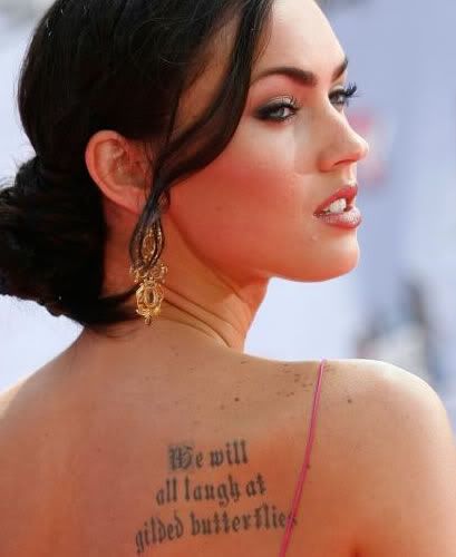 tatuagem feminina nas costas. Foto da tatuagem da atriz Megan Fox. Tatuagem feminina. VEJA MAIS TATTOOS: