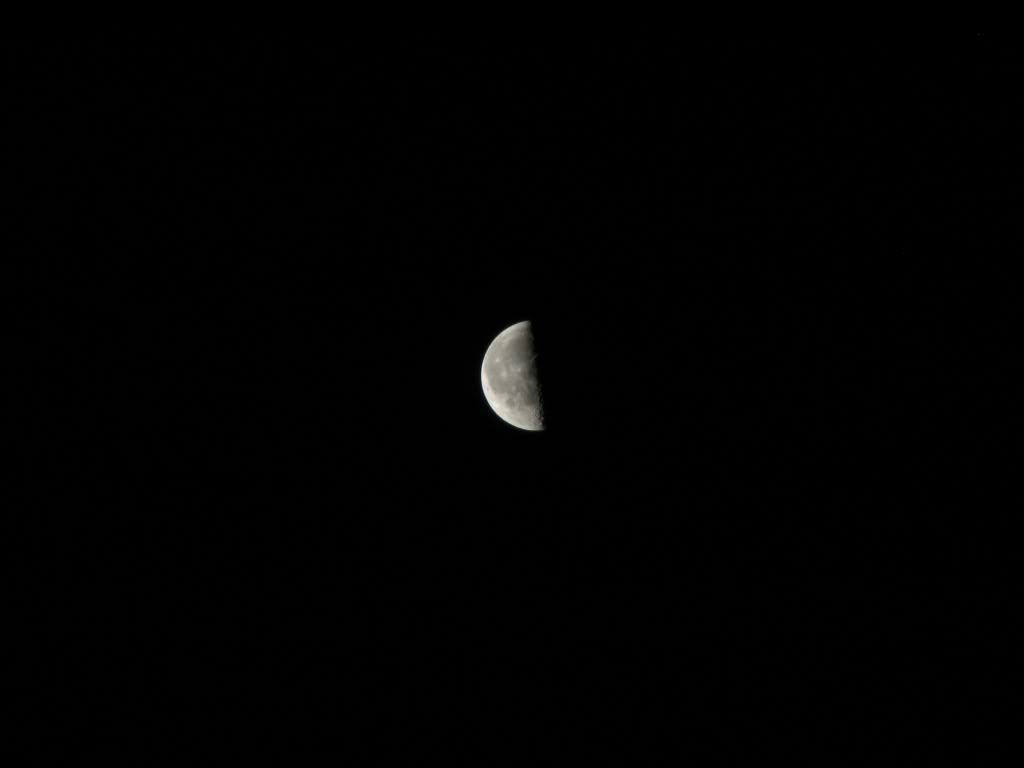 IMAGE: http://i291.photobucket.com/albums/ll293/Chopper_Al/Moon.jpg