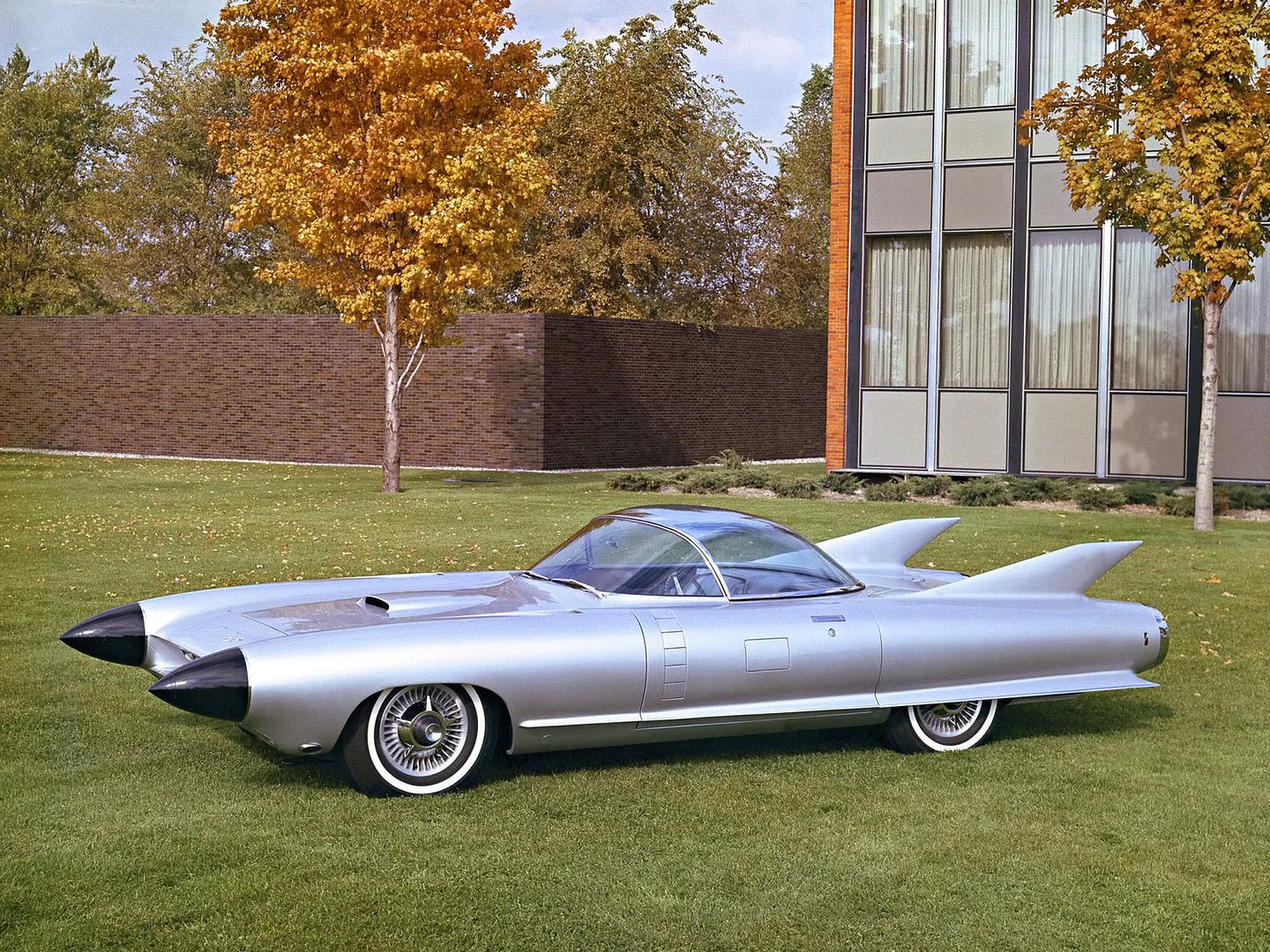 1959-Cadillac-Cyclone-Concept-lawn-.jpg